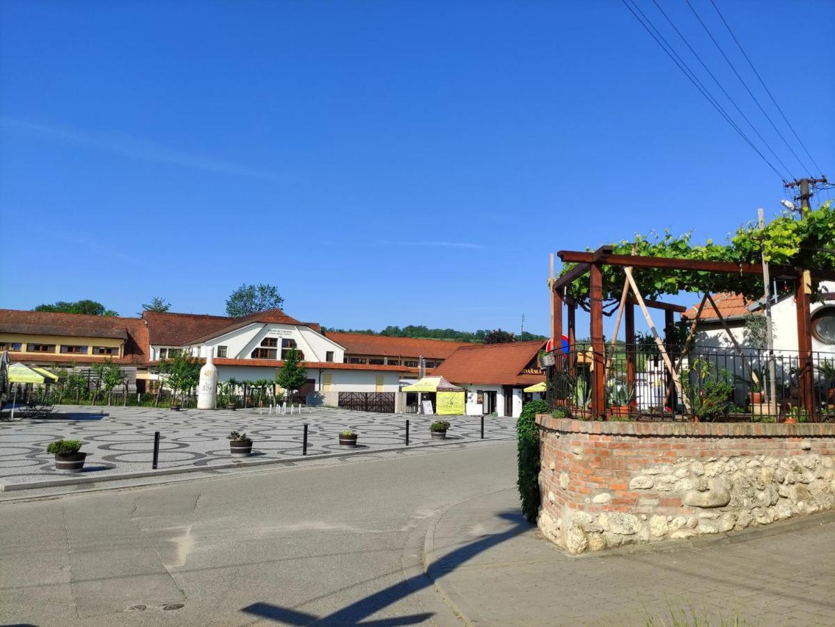 Ubytovani Ema Apartment Valtice Exterior photo